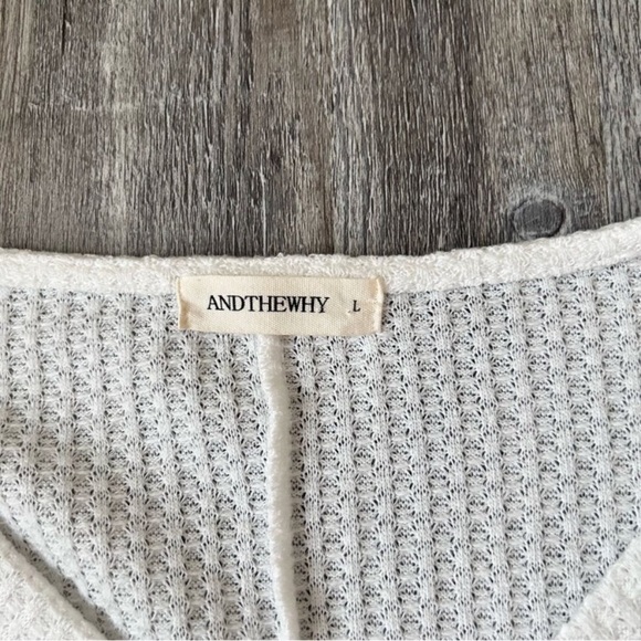 Flattering, perfect fitting light sweater - Picture 8 of 14